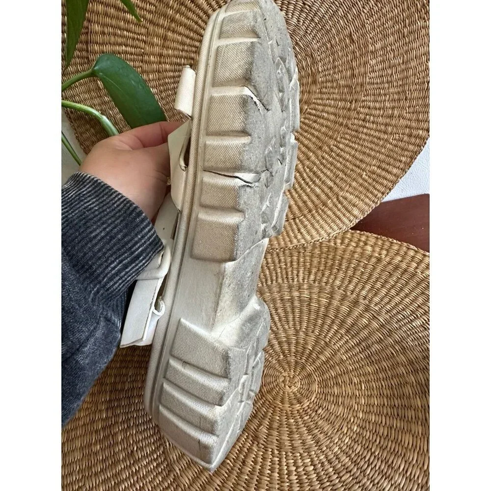 Beilide woman’s size 8 white sandals